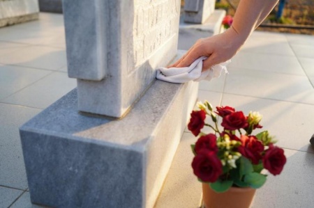 Quels travaux de cimeti&egrave;re pr&eacute;voir pour l'entretien d'un caveau ?